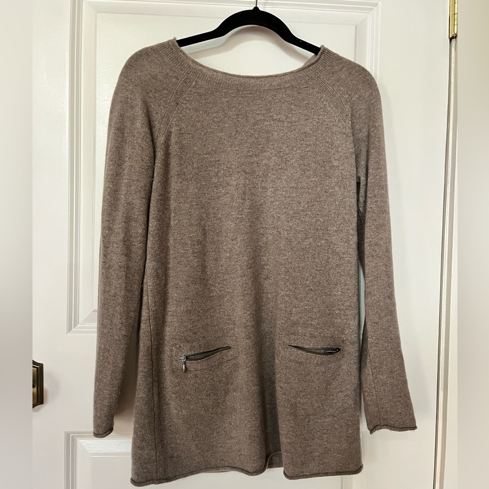 Cashmere sweater with zipper pockets